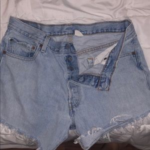 » VINTAGE 501 LEVI’s distressed high shorties «
